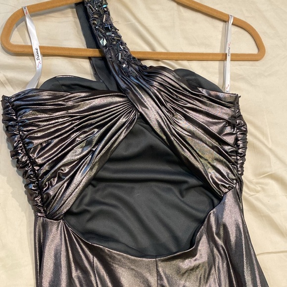 One shoulder beaded metallic gown. Fitted silhouette. - Picture 4 of 13